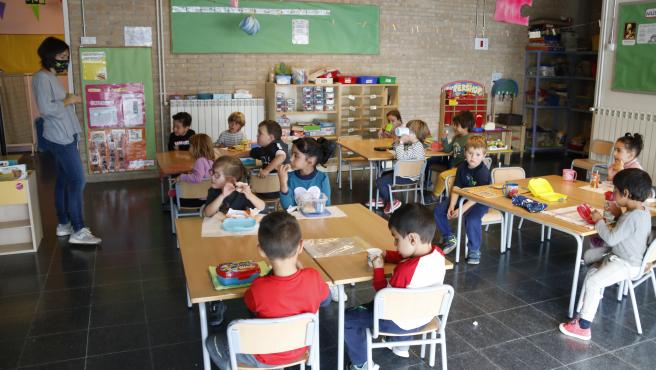 Alumnos de P-4 en clase, en la escuela Cor de Roure de Santa Coloma de Queralt (Tarragona). Imatgen del 20 d